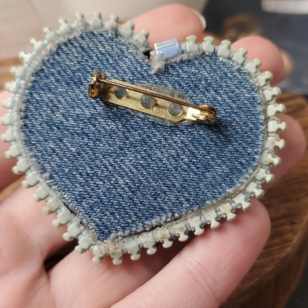 B838 southwestern heart brooch